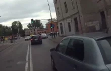 Furiat na rowerze tańczy na ulicy i zajeżdża drogę samochodom