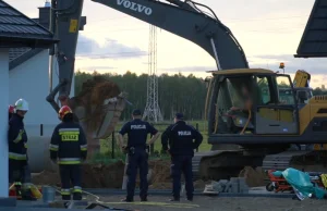 Mężczyzna zasypany w studni, którą kopał. Był na głębokości 8 metrów -...