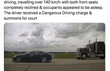 Policja zatrzymała Teslę, kierowca spał podczas podróży z prędkością 150 km/h