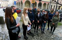 Uczniowie zostali na lodzie. Przekręt szkoły z Nowego...