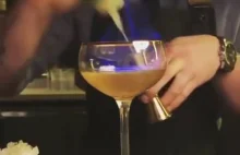 Barman robi drinka