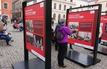 Czechy wystawiają tablice z placem Tiananmen dla chińskich turystów.