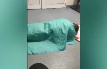 Kilka godzin w szpitalnej poczekalni, nieprzytomny na podłodze. Pacjent zmarł
