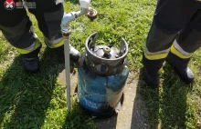 Strażacy otrzymali zgłoszenie o pożarze butli z gazem w jednym z domów
