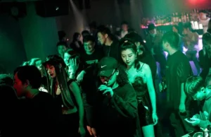 Kluby nocne w Wuhan pękają w szwach, brak zakażeń