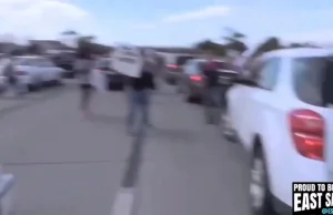 BLM demoluje samochody stojące w korku z ludźmi w środku.