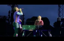 Wokalista Coldplay zaprasza widzą na scenę