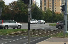 Pijany policjant zasnął w aucie na skrzyżowaniu