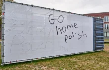 "Wracaj do domu Polaku" z pracy graficznej skreślono i dopisano "Witamy Polaków"