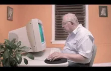 Starsi ludzie i komputer.