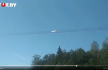 Flaga Białorusi zawieszona na linii wysokiego napięcia