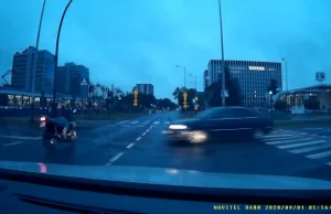 Dramatyczny wypadek w Krakowie. Samochód na czerwonym skosił motocyklistę