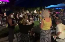 Pokojowo protestujący ANTIFA/BLM nękają klientów restauracji.