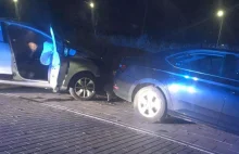 Pijany 19-latek w Gdańsku uciekał autem "na minuty" i wjechał w inne auto.