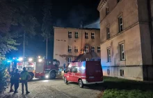 Lubliniec: strażacy wciąż walczą z żywiołem. Pożar zaczyna zagrażać zakonnikom