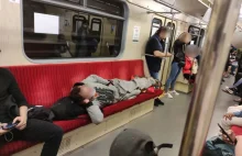 Mężczyzna zasnął w metrze. Mocny artykuł - odżywa prawdziwe dziennikarstwo!