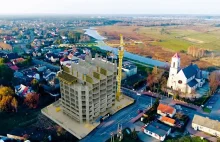 Na mocy ustawy covidowej deweloper chce postawić 8 piętrowy blok w centrum wsi