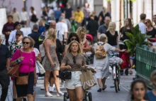 Pandemia: Coraz więcej krajów wprowadza szwedzki model. Po cichu...