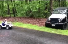 Syn pomaga dla ojca wyciągnąć auto z pobocza drogi