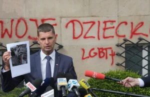 Namalowali napis na budynku MEN. Piontkowski: Barbarzyńcy.