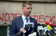 Minister Piontkowski twierdzi, że nie wie DLACZEGO ktoś nabazgrał na murze...