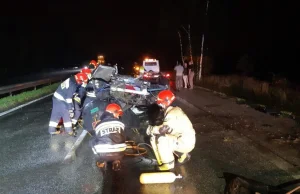 Dachowanie audi na DK81 w Łaziskach Górnych. Auto jest roztrzaskane.