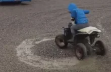 Chłopiec jeździł quadem po parkingu. Gmina zaprosiła do "wyrównania powierzchni"