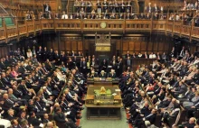 Scottish MP with COVID-19 attends British Parliament cheering | EU News