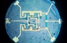 Krótka ciekawostka o pierwszych układach scalonych i początku mikroelektroniki.