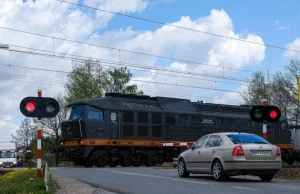 Kierowca pomylił gaz z hamulcem i uderzył w pociąg