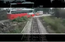 Pociąg lekko spycha autobus[Wietnam]