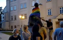 Lokalny patriota zerwał szmatę LGBT z pomnika