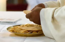 Episkopat: Komunia na rękę jest godnym i pełnym czci sposobem przyjmowania...