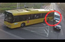 Kolizja - autobus zachodzi przy skręcie.