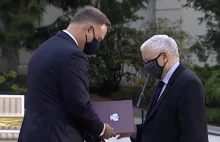 Zakłopotany Andrzej Duda szybko zdjął rękawiczkę przed Kaczyńskim. Wideo.