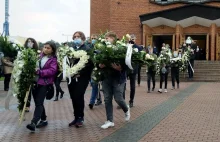 Pogrzeb zmarłej uczennicy z Kozienic. Tłumy pożegnały 12-letnią Zuzię....