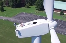 Operator drona zauważa "coś" na turbinie wiatraka.