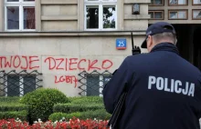 Aktywistka powiązana z "Stop Bzdurom" zatrzymana za napisy na budynku MEN