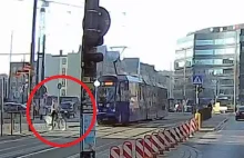 Rowerzystka wjeżdża prosto pod tramwaj. Nie wie, że tramwaj może zabić?