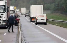 Ciężarówka leży na drodze A18. Kierowcy nie wytrzymali i zaczęli rozbierać...