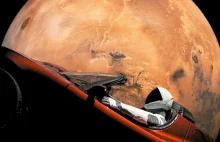 Starman w swoim czerwonym Roadsterze od Tesli zbliżył się do Marsa