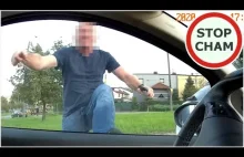 Agresor wymusza pierwszeństwo, uderza w drzwi i kopie w auto