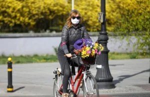 Na rower w mieście? Tylko w maseczce ochronnej