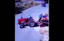 Samochód uderza w traktor