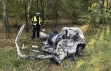 Auto osobowe rozpadło się na dwie części po zderzeniu z ciężarówką. Nie...