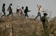Agresywni żydowscy osadnicy rzucają kamieniami w palestyńskie domy