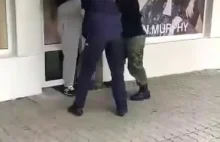 Dzielna policjantka zatrzymuje "bandytę"