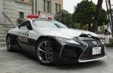 Japońska policja z nowym i luksusowym radiowozem. Sportowy samochód...