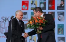 Kaczyński wręczył nagrodę Wildsteinowi. Bez maseczek i dystansu....