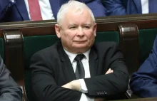 Jarosław Kaczyński wręczał nagrodę bez maseczki. Michał Dworczyk tłumaczy
